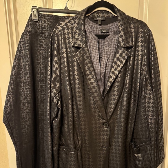 Torrid Harper Charcoal Houndstooth Blouse โ Size 4 (4X) - Picture 8 of 8
